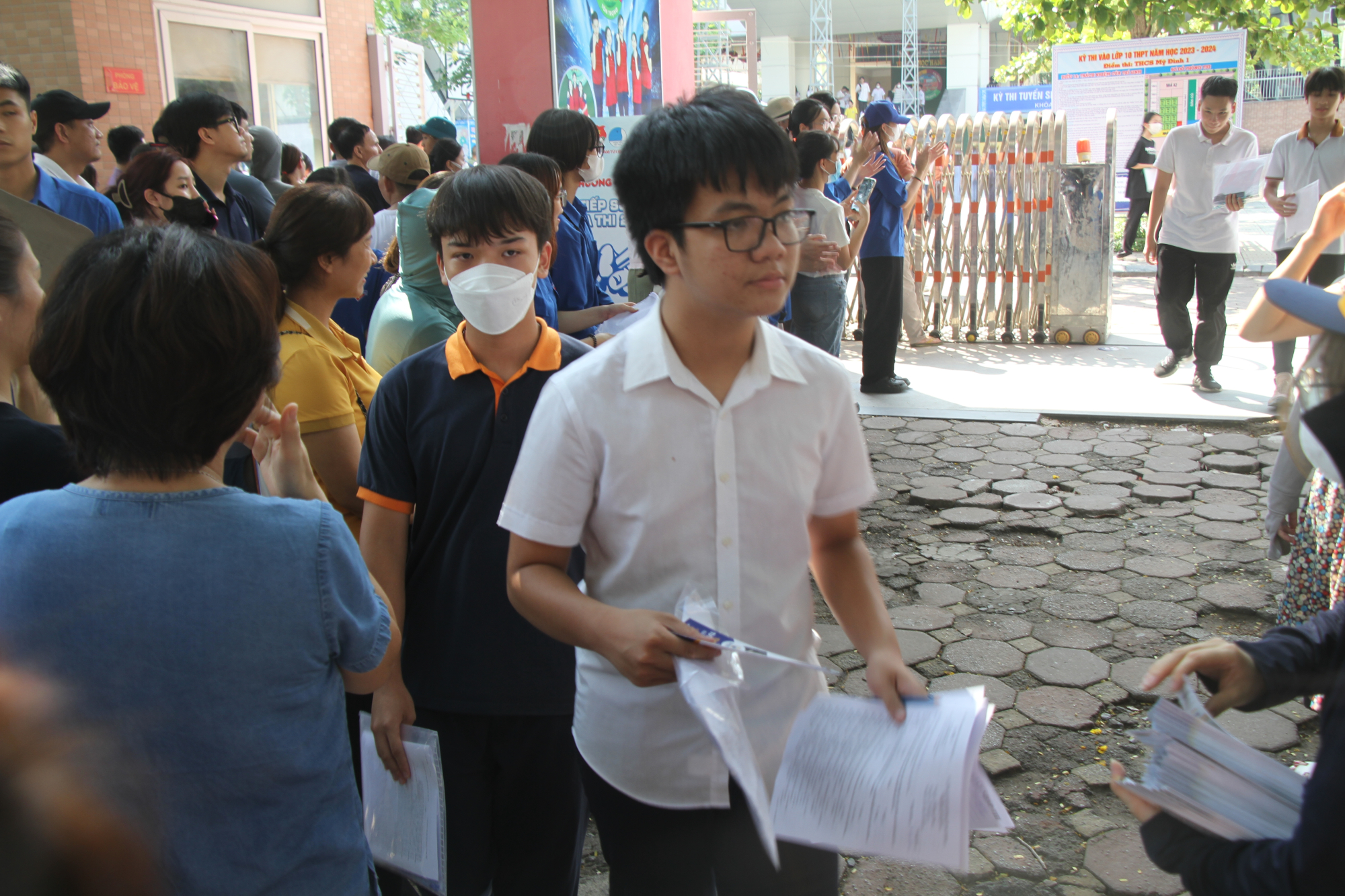 Prüfung der 10. Klasse in der öffentlichen Schule von Hanoi. Drei Kandidaten brachten Mobiltelefone in den Prüfungsraum und wurden suspendiert. Foto 1