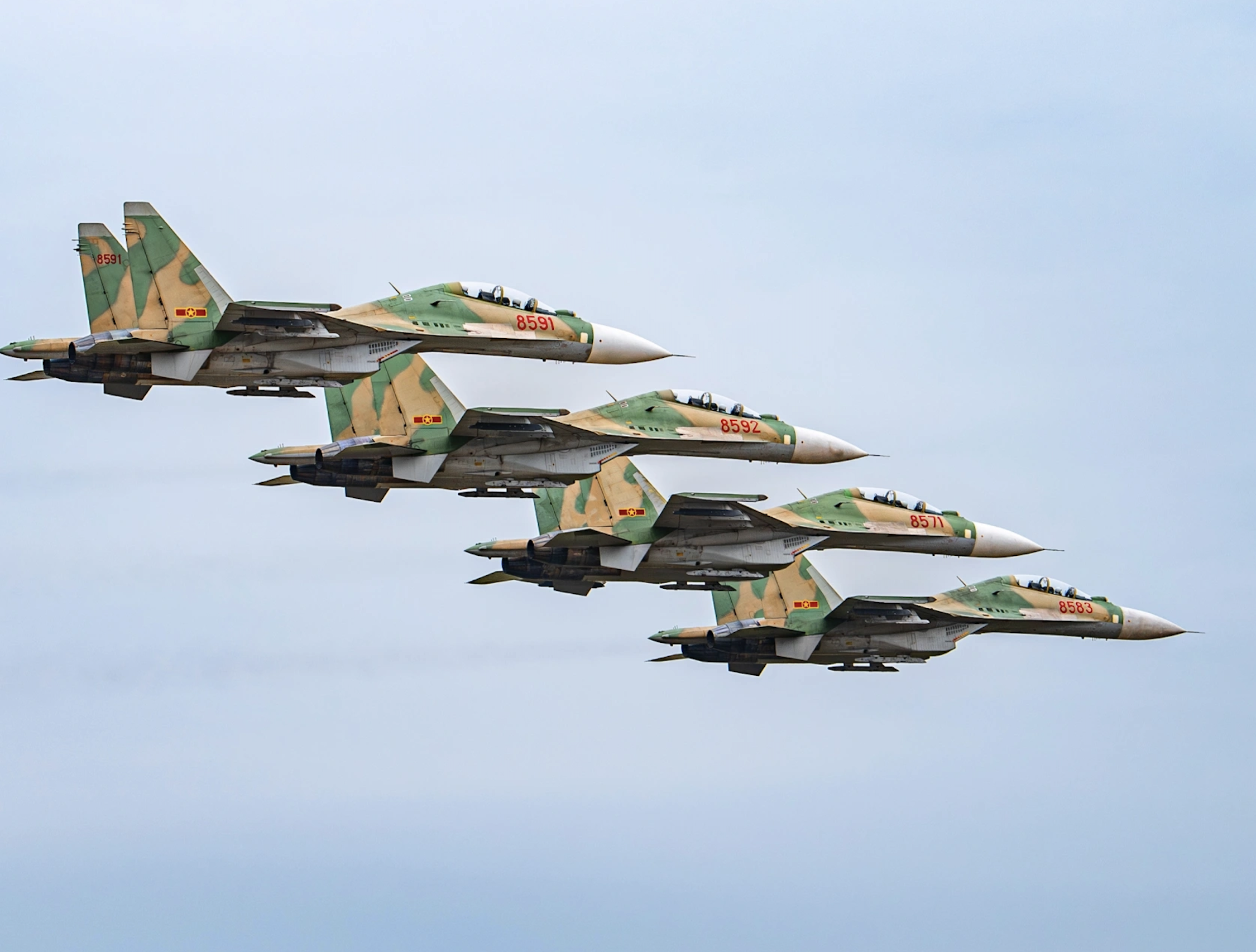 Le pilote du SU-30MK2 vole habilement dans les airs