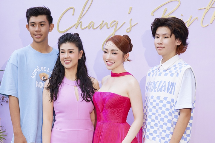 'Bà hoàng phòng vé' Kim Thư trẻ trung bên 2 con trai - 1