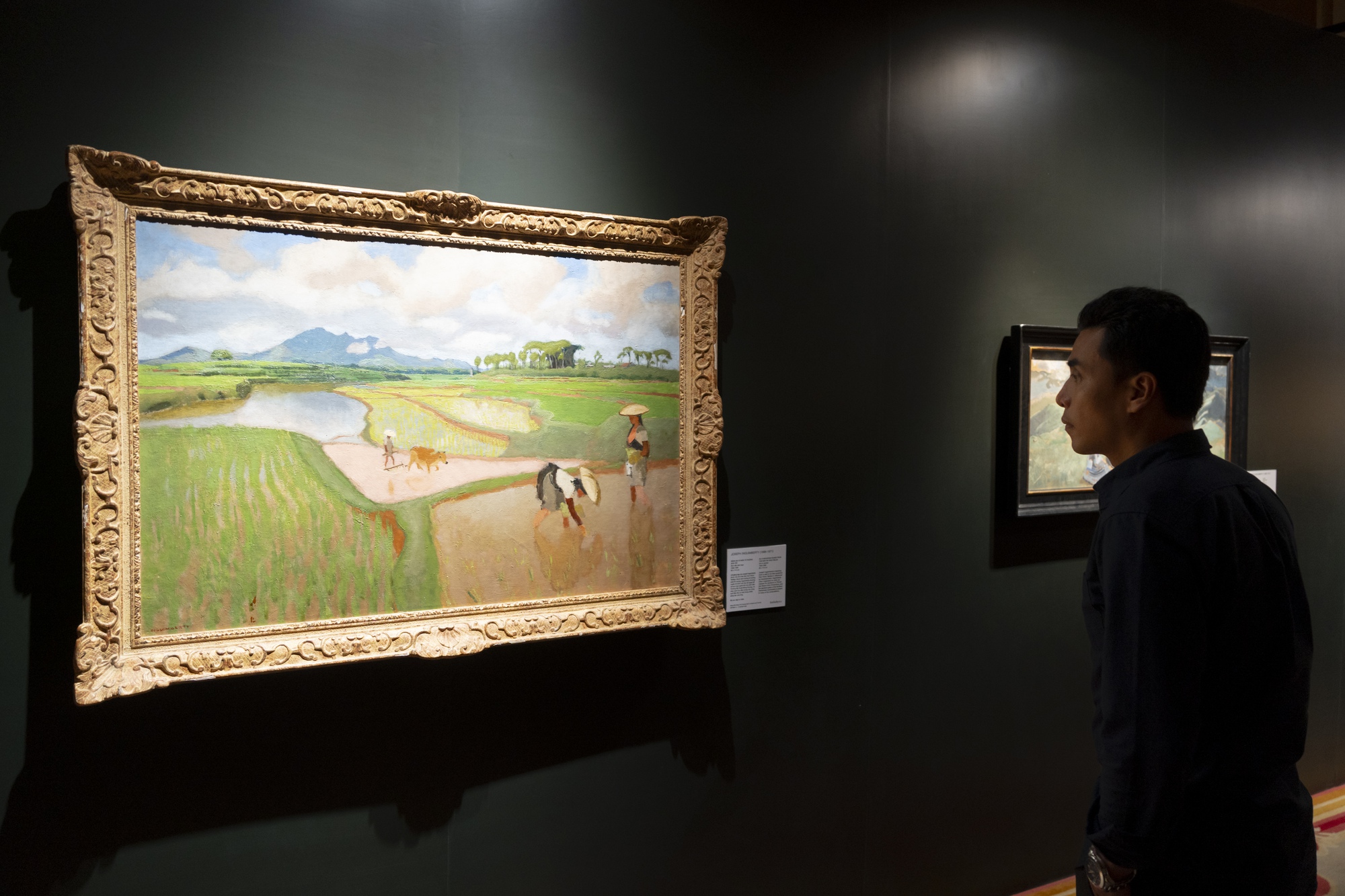 Đạo diễn Trần Anh Hùng đến thưởng ngoạn 'Mộng Viễn Đông' lần đầu tiên tại Việt Nam - Ảnh 2.
