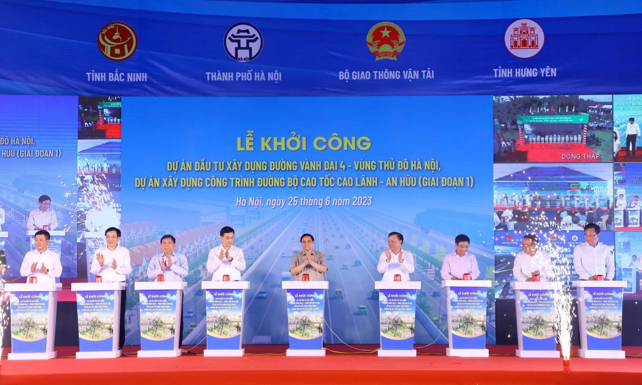 Thủ tướng Phạm Minh Chính, Bí thư Thành ủy Hà Nội Đinh Tiến Dũng và các đại biểu thực hiện nghi thức khởi công Dự án đầu tư xây dựng đường Vành đai 4 - Vùng Thủ đô Hà Nội. Ảnh: Văn Điệp - TTXVN