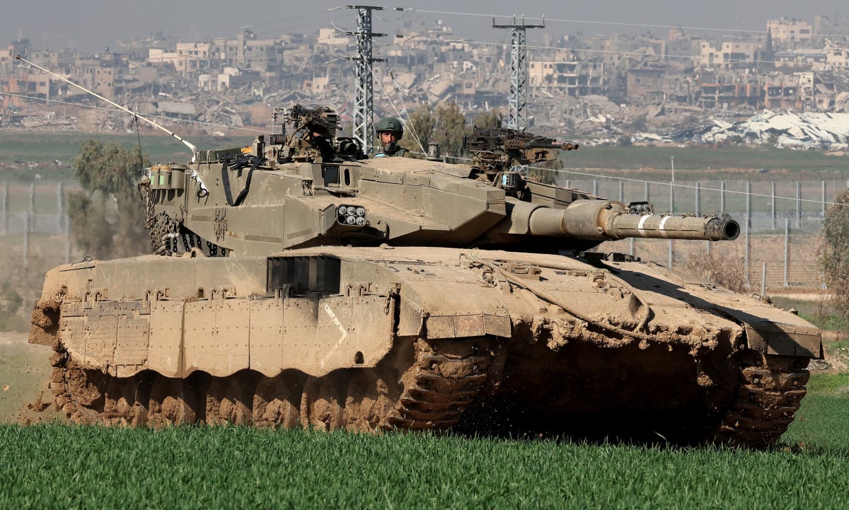 Israeli tanks surround hospital in Hamas stronghold