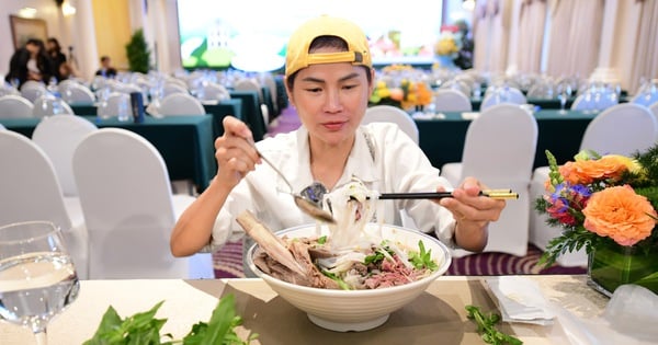 YouTuber Nga Sumo chinh phục tô phở khổng lồ tại tiệc buffet phở 12 món