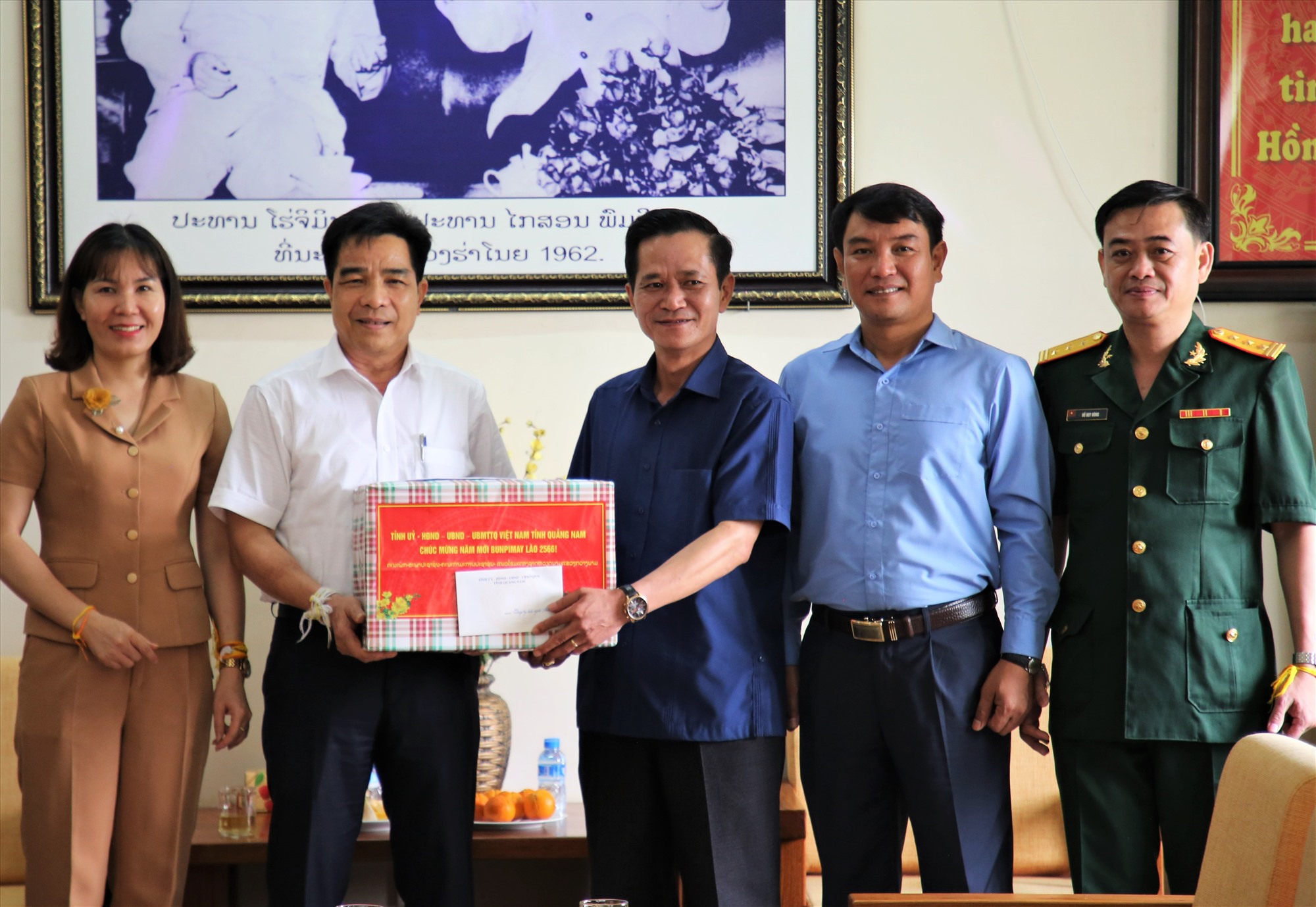Die Delegation überreichte Geschenke, um die Offiziere und Mitarbeiter der Friendship Company 206 zu ermutigen. Foto: D.N