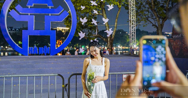 Dans la nuit du 10 octobre, promenez-vous autour du lac Hoan Kiem pour ressentir clairement la joie et la fierté du Jour de la Libération de la Capitale.