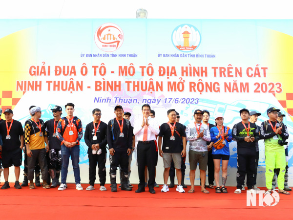 NTO - Khai mạc Giải đua ô tô-mô tô địa hình trên cát Ninh Thuận