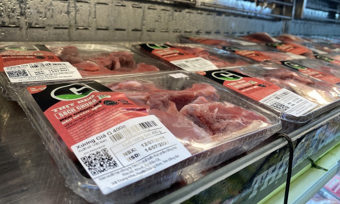 In einem Supermarkt in Thu Duc City, Ho-Chi-Minh-Stadt, werden Greenfeed-Schweinefleischprodukte verkauft. Foto: Tat Dat