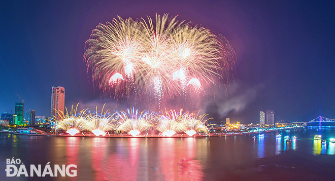 2023年のダナン国際花火大会では、今年は多くの観光客が花火を楽しむことが予想されています。写真：PHUONG UYEN