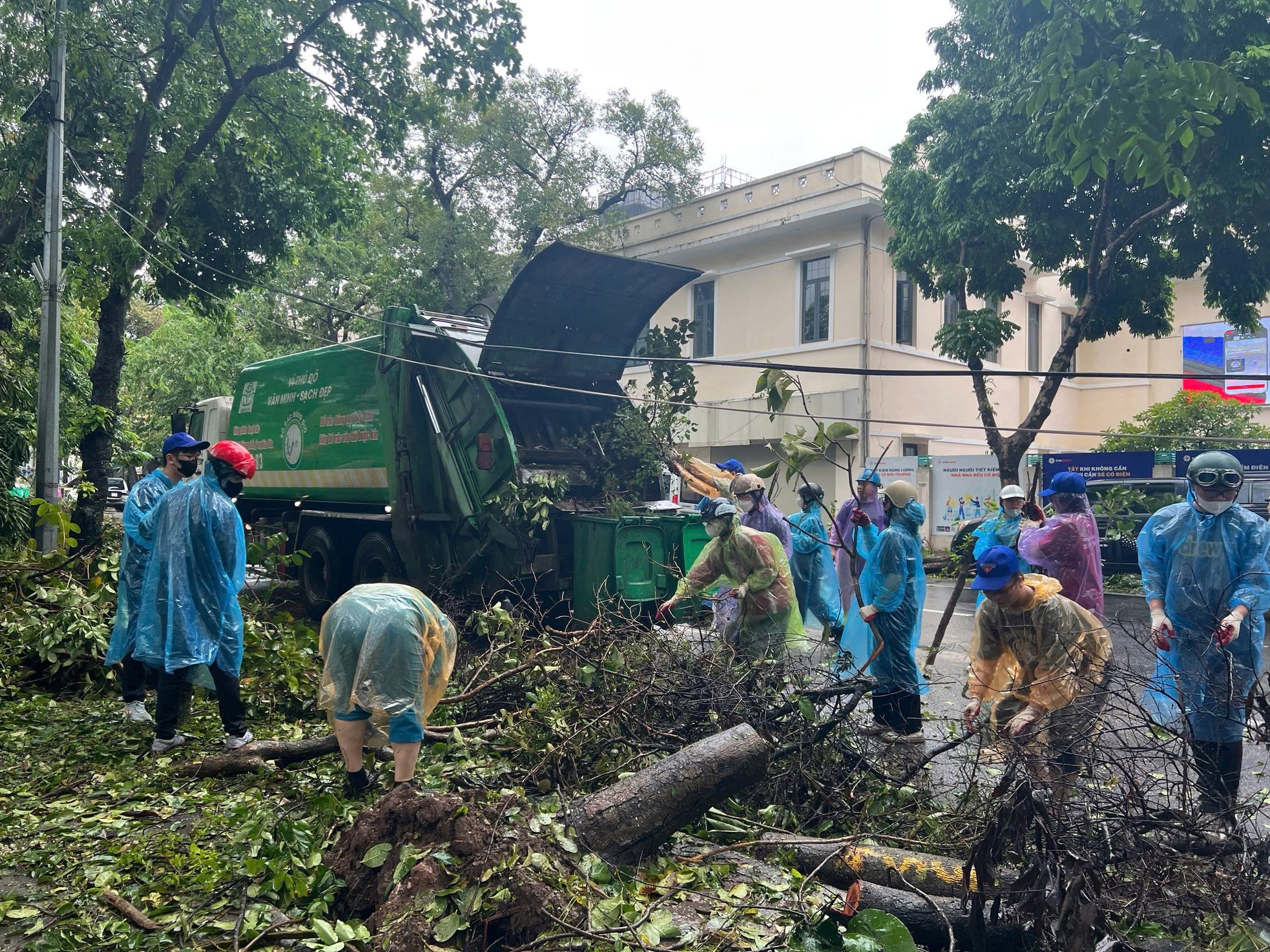 Les habitants de la capitale descendent dans la rue pour nettoyer l'environnement et surmonter les conséquences de la tempête n°3, photo 16