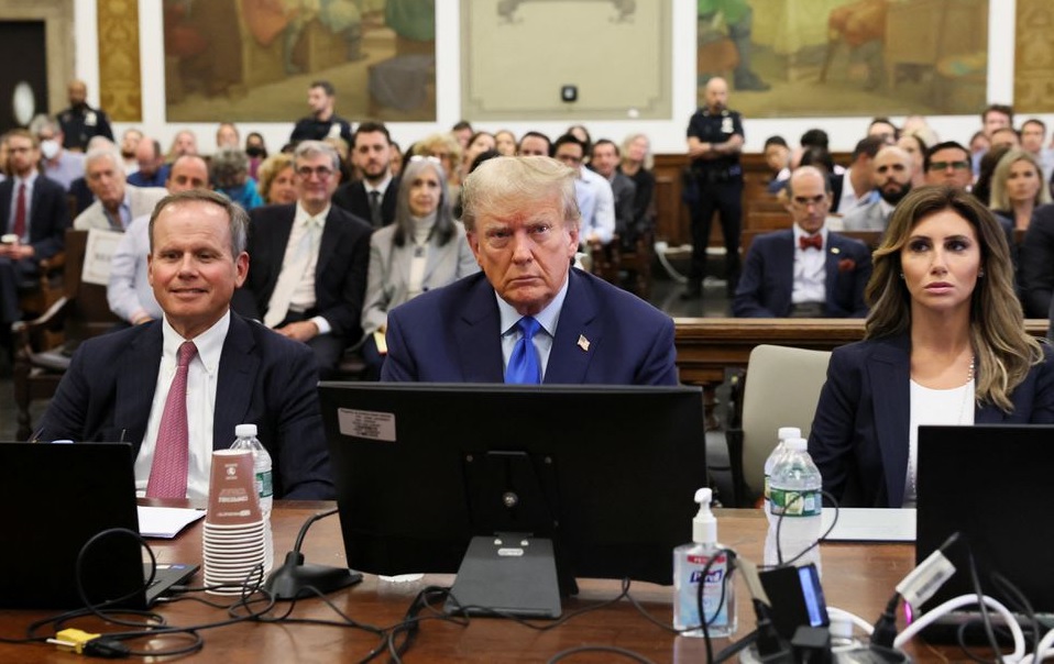 Trump se enfureció profundamente en el tribunal cuando lo acusaron de apropiarse ilegalmente de 100 millones de dólares en ganancias. Foto 1