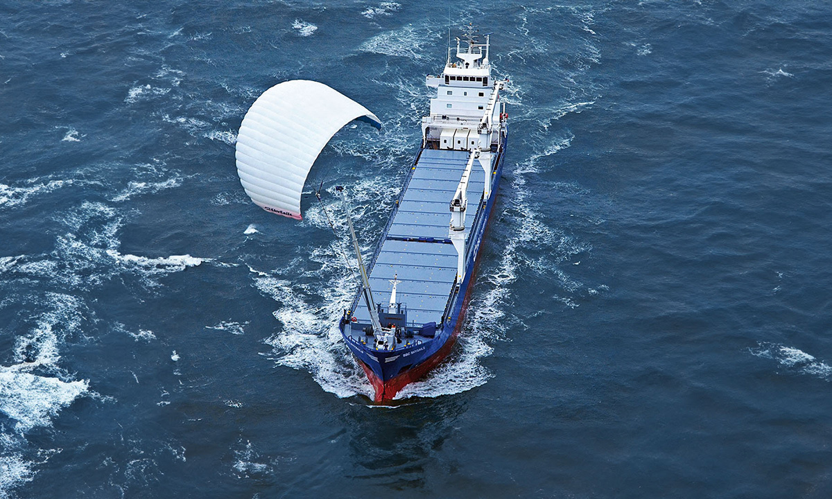 How does a kite tug work at sea?