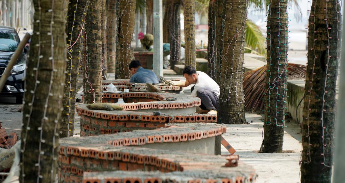 Des piédestaux et des statues bloquent le trottoir d'une plage touristique à Thanh Hoa