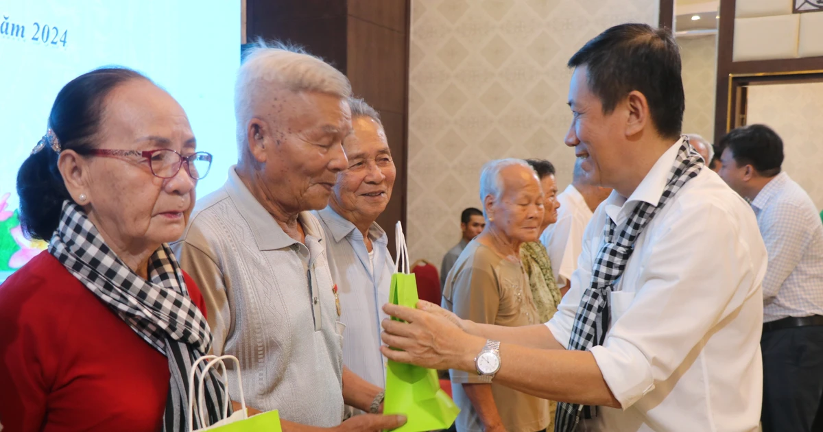 Organización de una noche para honrar a la delegación de personas meritorias de la ciudad de Ho Chi Minh en la provincia de Quang Tri