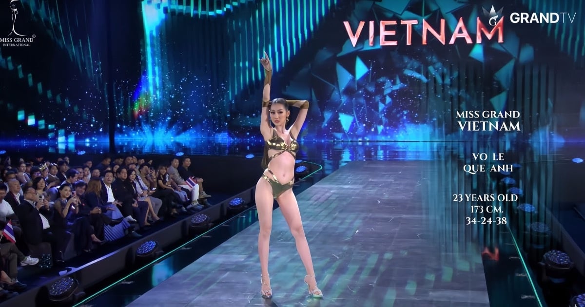 Miss Que Anh porte un maillot de bain sexy, dévoilant ses jambes avec une robe à fente haute