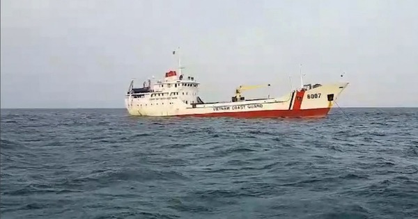 Rettungsorganisation für 14 Fischer aus einem gesunkenen Fischerboot auf See in Phu Quy