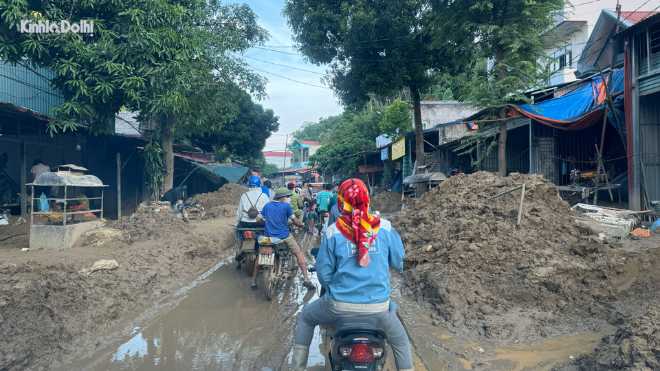 บ้านเรือนและถนนหนทางได้รับผลกระทบ และกิจกรรมการท่องเที่ยวก็ได้รับผลกระทบอย่างหลีกเลี่ยงไม่ได้