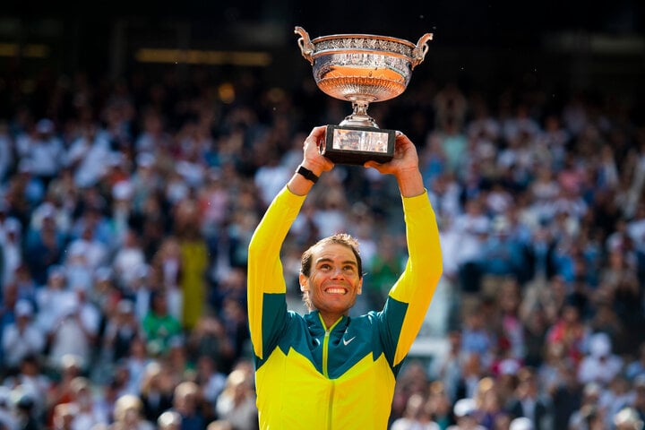 Im Jahr 2022 erhöhte Nadal mit einem Sieg über Casper Rudd seine Gesamtzahl an Roland-Garros-Titeln auf 14. Der „King of Clay“ ist der Tennisspieler mit den meisten French Open-Titeln in der Tennisgeschichte. Zuvor gewann Nadal Roland Garros in drei aufeinanderfolgenden Perioden: 2005 bis 2008, 2010 bis 2014 und 2017 bis 2020. Er ist auch der älteste Sportler, der jemals die French Open gewonnen hat (37 Jahre und 2 Tage).