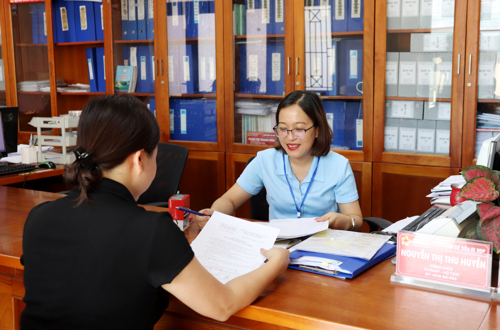 Cán bộ, đảng viên phường Tuần Châu (TP Hạ Long) làm việc với tinh thần trách nhiệm cao, vì nhân dân phục vụ.