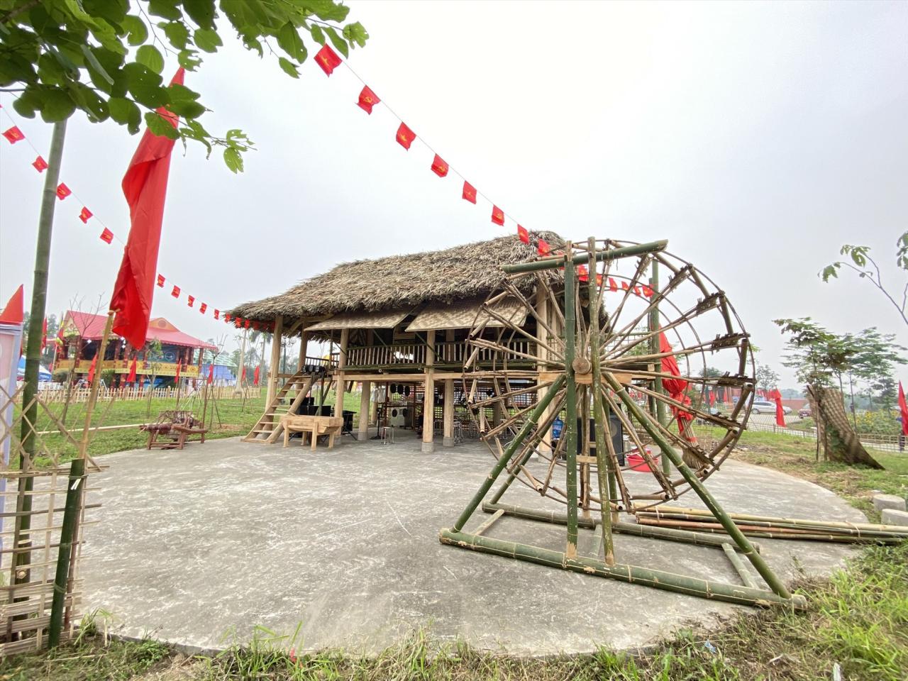 Le camp culturel du district de Tan Son présente une architecture unique avec des maisons sur pilotis au toit de chaume et des lits à eau typiques des ethnies.