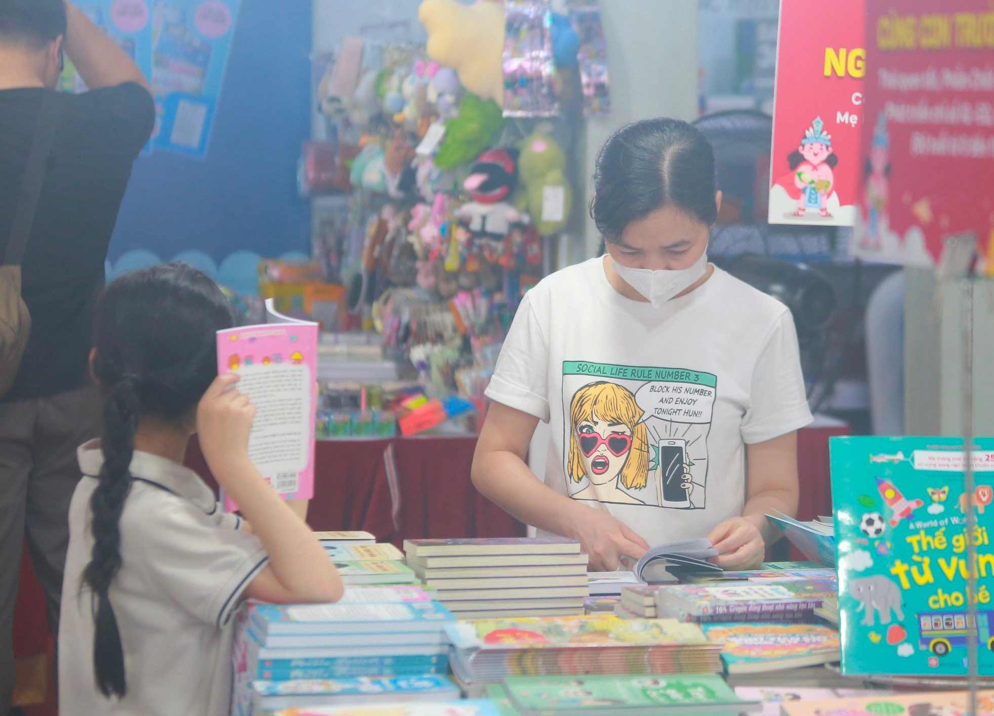 El público de todas las edades lee y compra libros. Foto: Thuy Trang