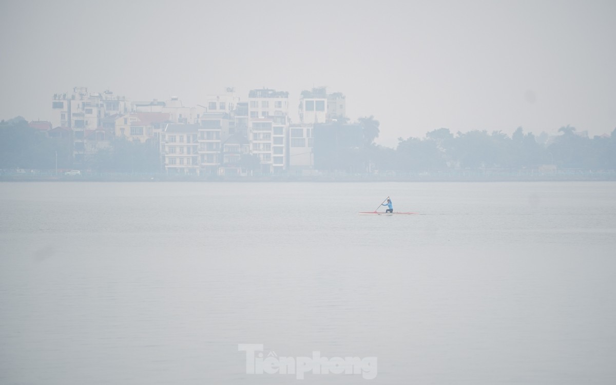 Der Himmel in Hanoi ist aufgrund der Luftverschmutzung dunstig, an manchen Orten ist die Luft schlecht, Foto 7