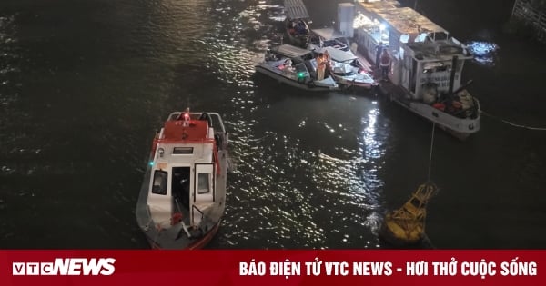 À la recherche d'une voiture à quatre places qui a percuté la rambarde du pont et est tombée dans la rivière Dong Nai