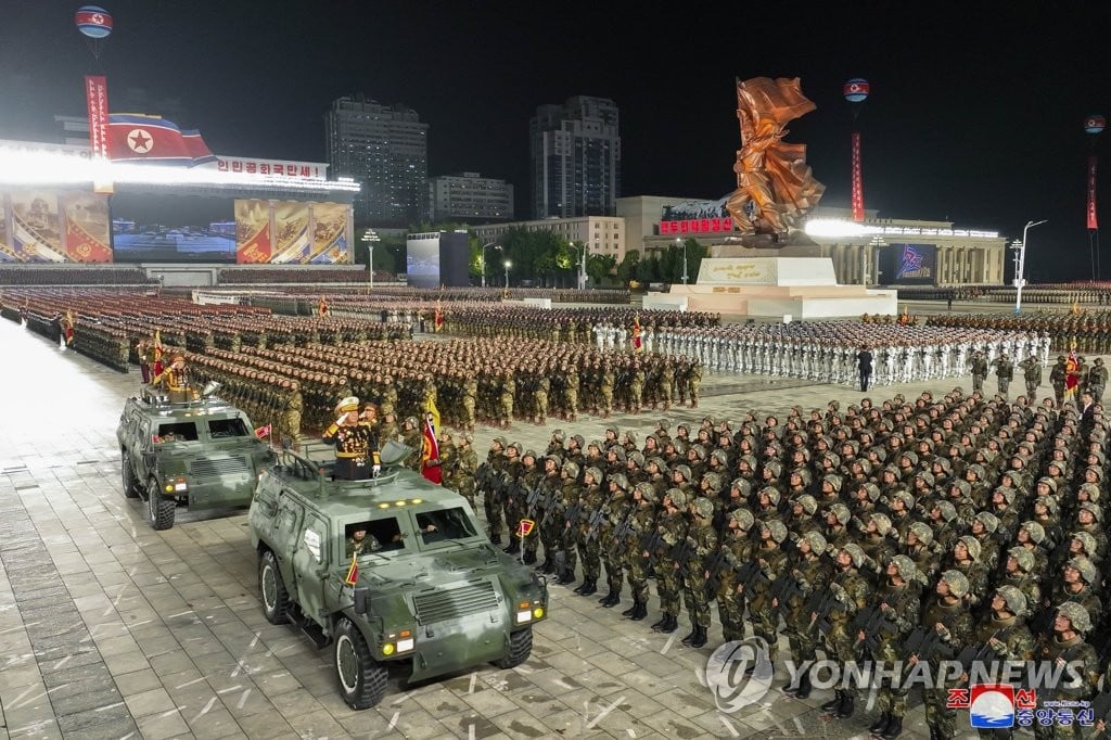 世界 - 北朝鮮はパレードで一連の先進的な弾道ミサイルを公開した（写真7）。