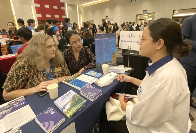 Representatives of Elmhurst University advise students at the US education fair on the afternoon of October 4 in Hanoi. Photo: Binh Minh