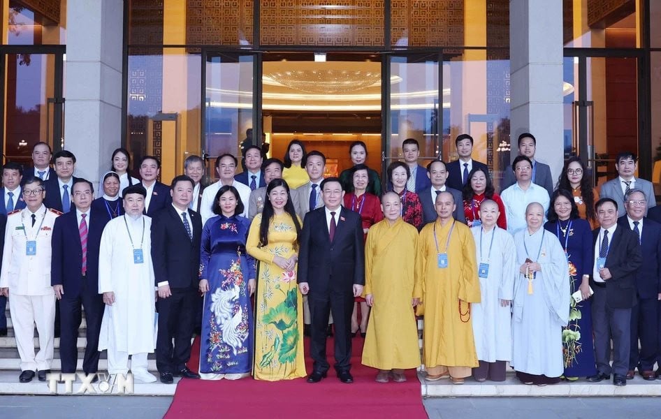 ប្រធានរដ្ឋសភា លោក Vuong Dinh Hue ជាមួយគណៈប្រតិភូ។ រូបថត៖ Nhan Sang/VNA