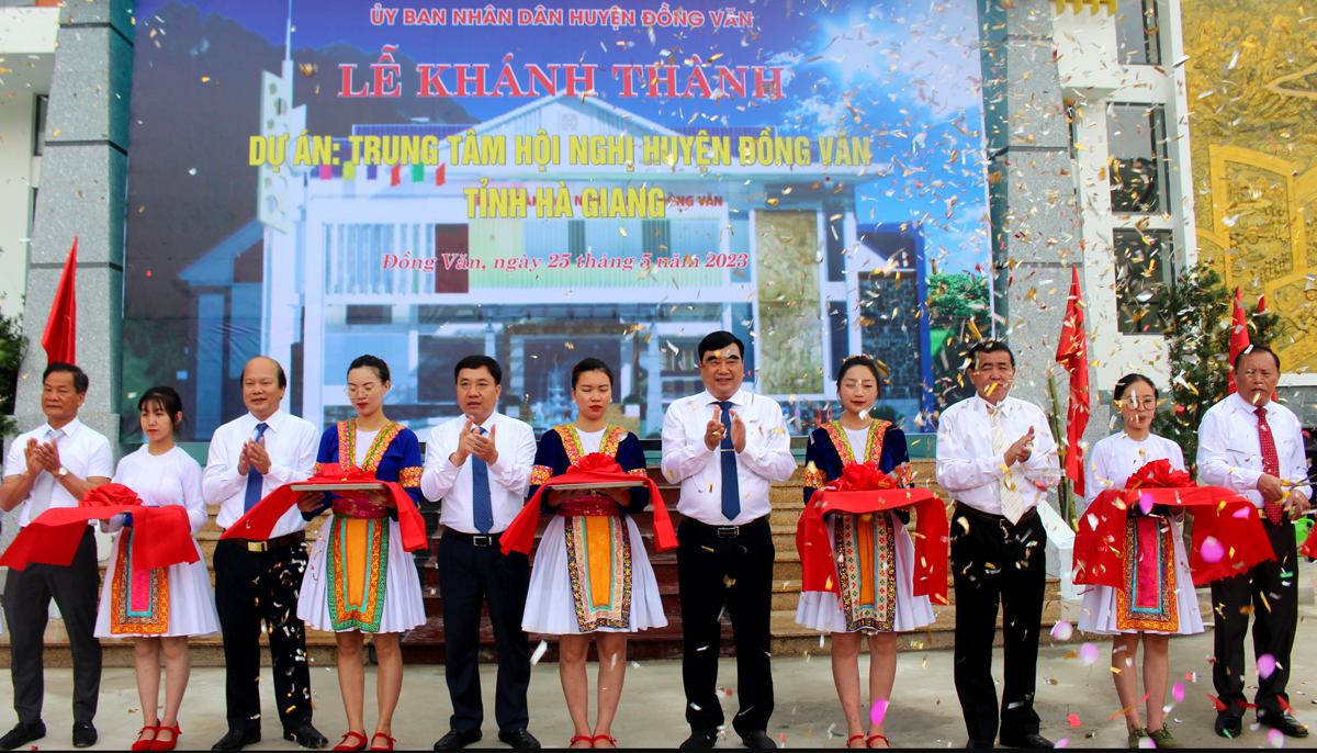 Provincial and Dong Van district leaders cut the ribbon to inaugurate the Dong Van district conference center