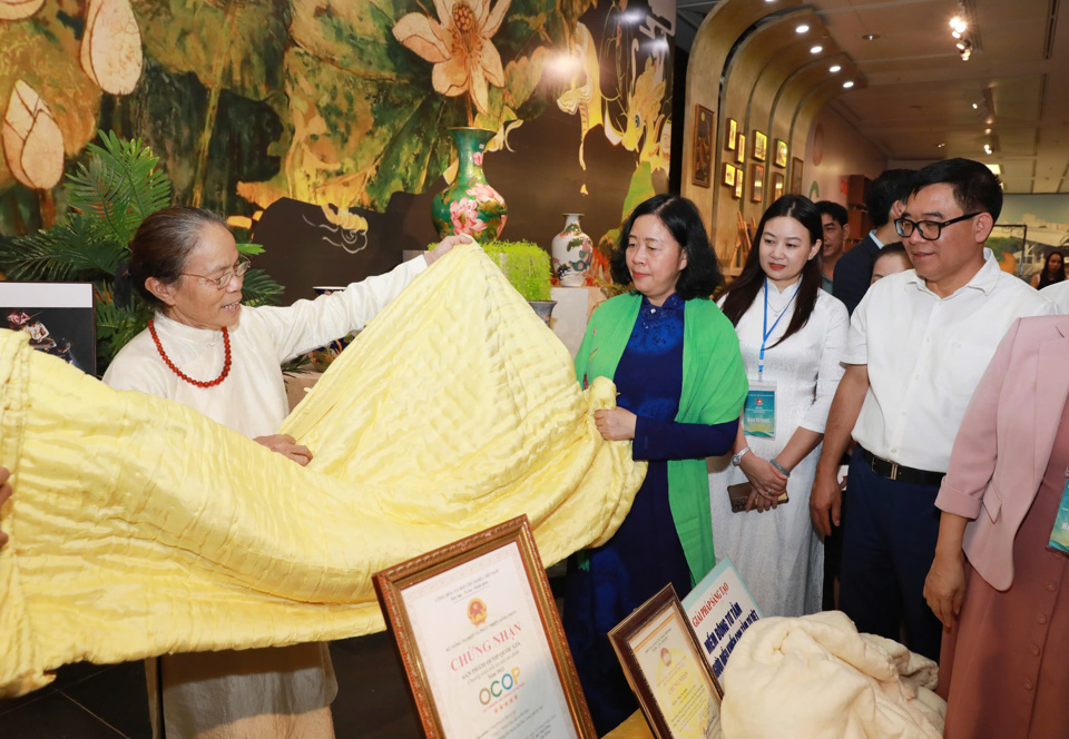 Secretary of the City Party Committee Bui Thi Minh Hoai visited booths displaying OCOP products of the Capital at the exhibition.