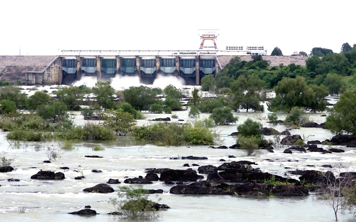 At 2:00 p.m. today, Tri An Hydropower Plant released four times more flood water than two days ago, and notified downstream to respond.