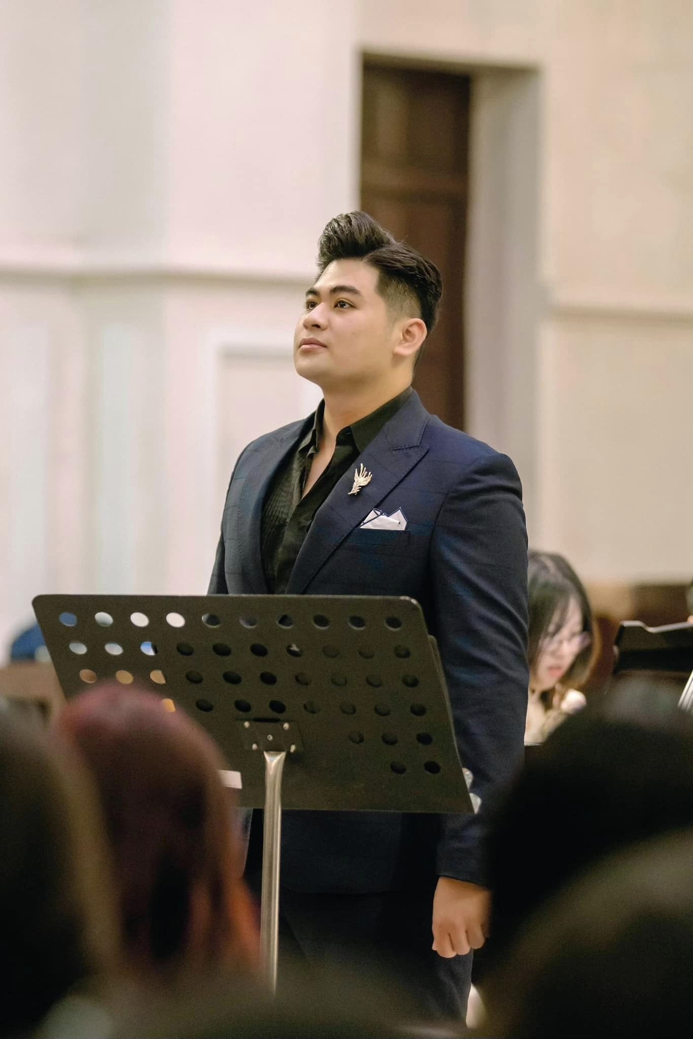 Trần Quang Cảnh: Chàng trai dân tộc Mường bán vé bể bơi nuôi ước mơ thành ca sĩ Opera - Ảnh 6.