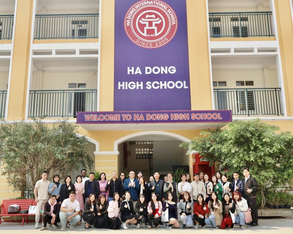 Attending the workshop, teachers of Ha Dong High School gained more understanding about the Canadian education program.