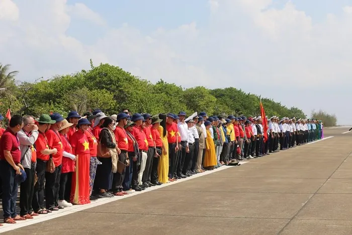  Mỗi người dân cùng các cán bộ chiến sỹ đang làm nhiệm vụ trên đảo đều cảm thấy tự hào mình là một người con nước Việt. (Ảnh: T.G/Vietnam+) 