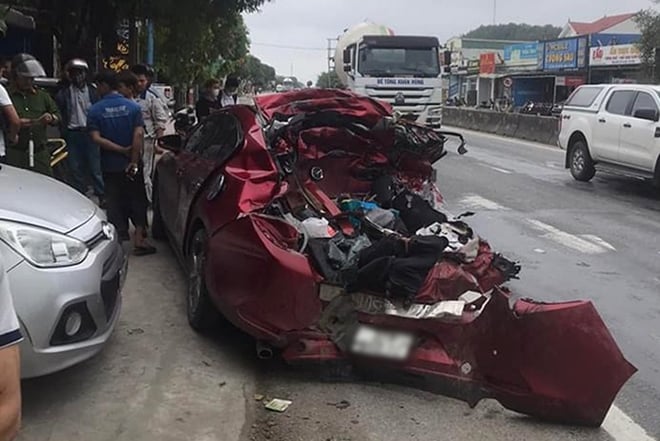 Mazda 3 Auto, nach dem Unfall halb zerkaut