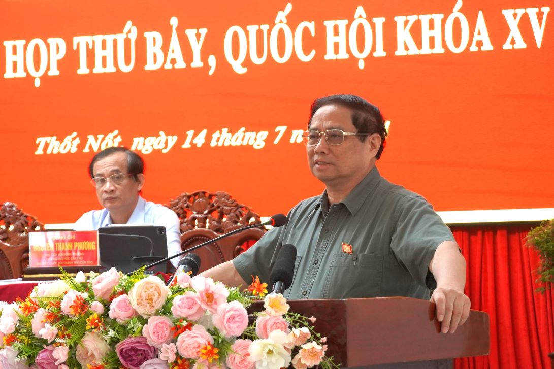 Prime Minister Pham Minh Chinh speaks at the meeting with voters. Photo: Ta Quang