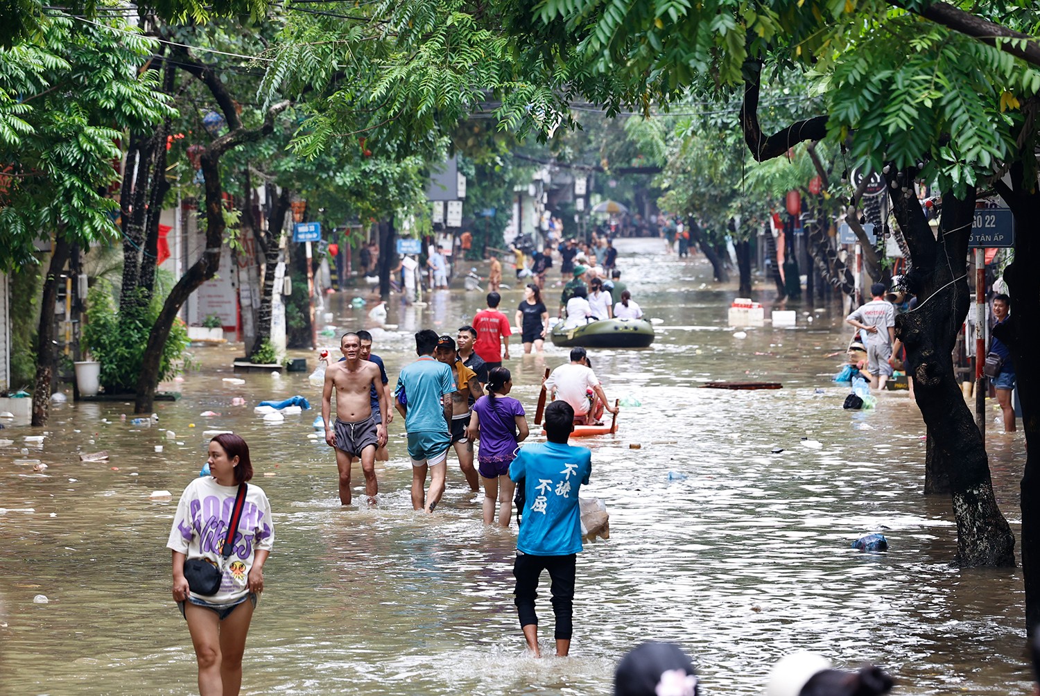 ฮานอย: บุคลากรทางการแพทย์นำเรือไปรักษาคนไข้ ภาพที่ 13