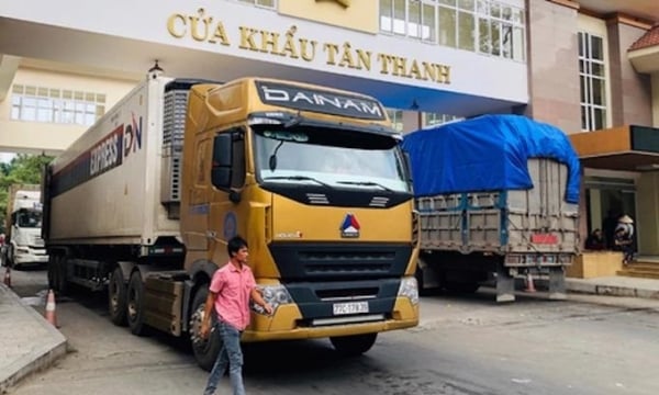 Import and export trucks race against time to clear goods on the 30th of Tet