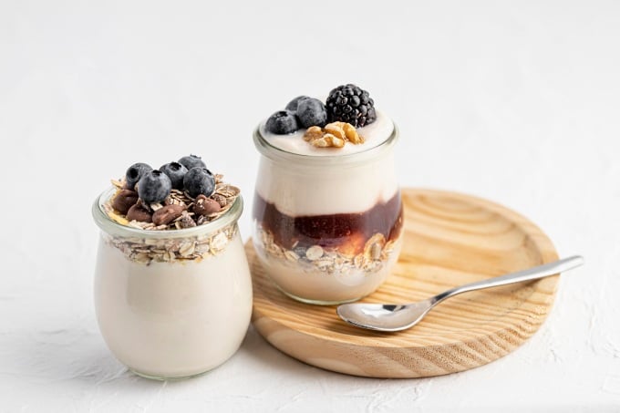 Eat yogurt every day to increase beneficial bacteria. Photo: Freepik