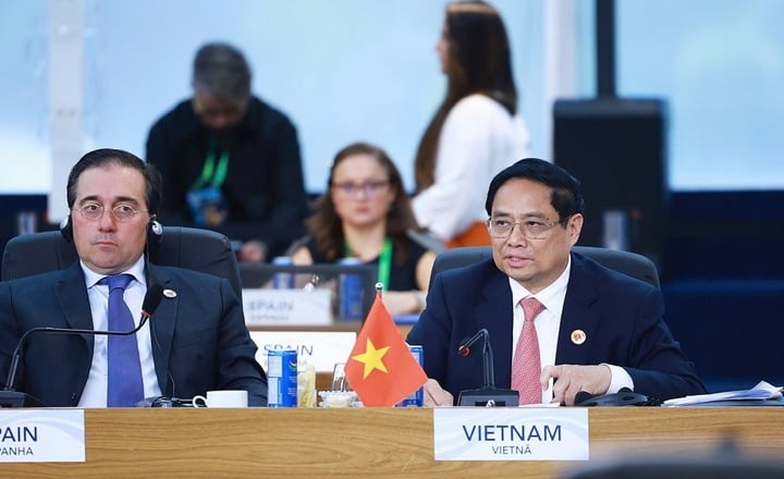 Le Premier ministre Pham Minh Chinh a assisté et pris la parole lors de la séance de discussion du sommet du G20 à Rio de Janeiro, au Brésil, le 19 novembre.