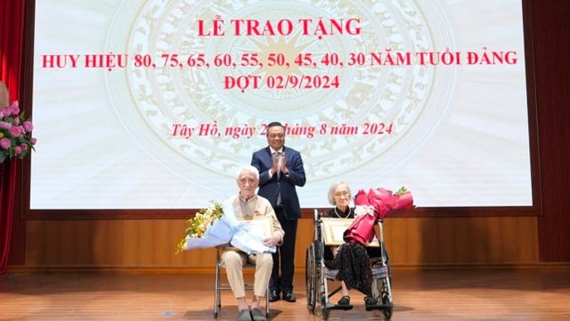 Vorsitzender des Volkskomitees von Hanoi erhält Parteiabzeichen im Bezirk Tay Ho