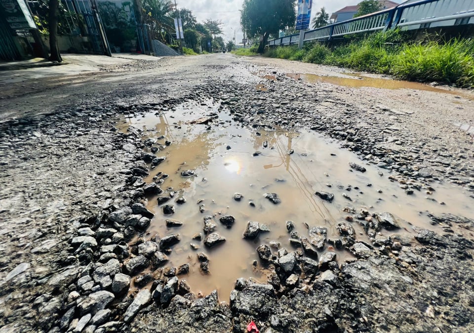 A representative of the Ha Lam Town People's Committee admitted that the project is behind schedule and will most likely not be completed by 2024. The locality is considering extending the completion date to 2025. Currently, the project has only disbursed about 11 billion VND. The project has also just completed some sections related to sidewalks and drainage systems.