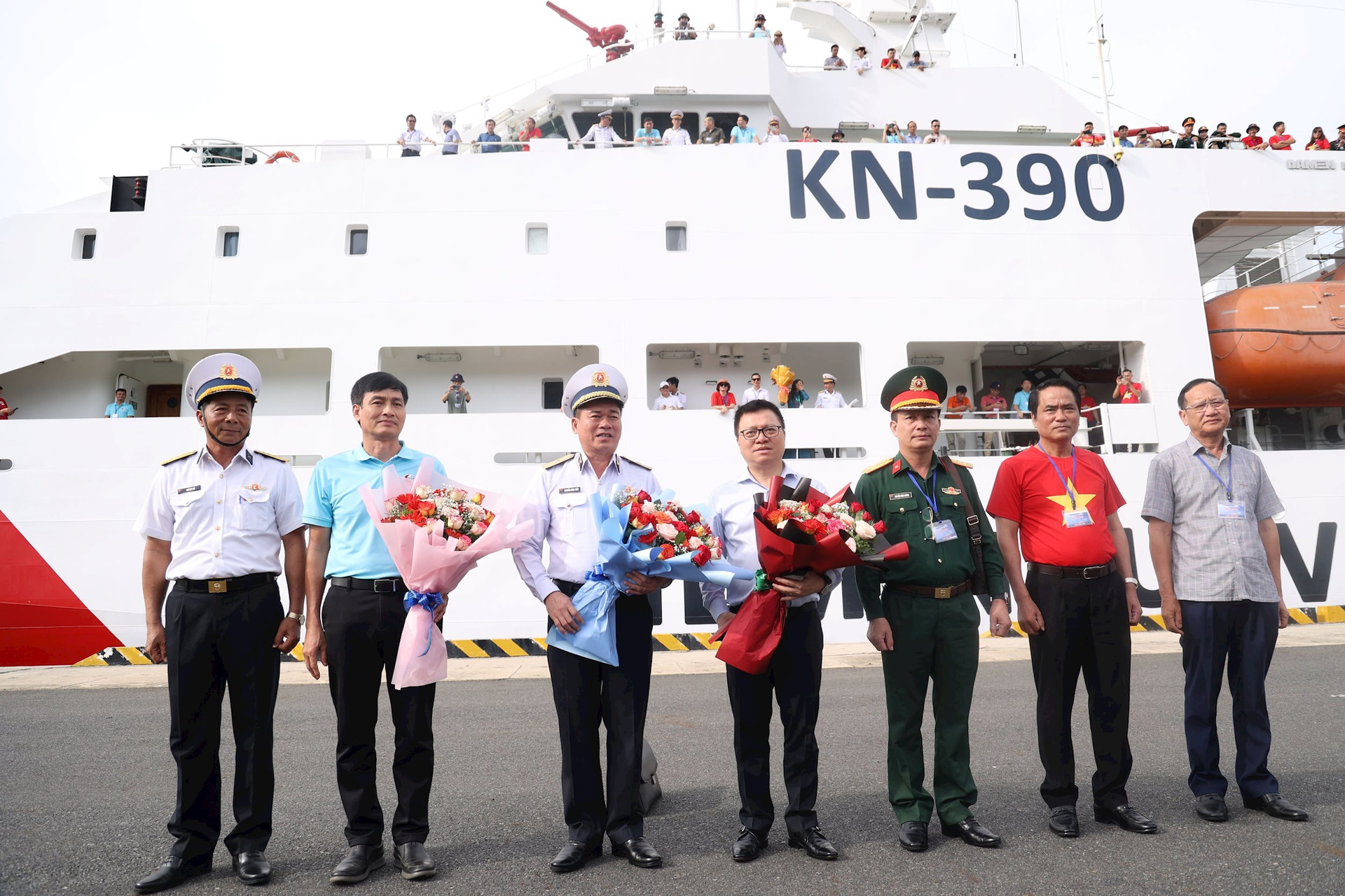 Đoàn công tác số 23: Thăm và động viên cán bộ chiến sĩ, người dân huyện đảo Trường Sa