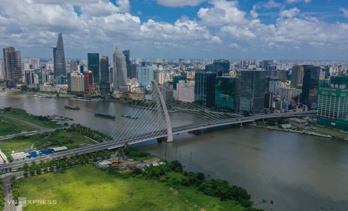 Zentrum von Ho-Chi-Minh-Stadt, vom Saigon-Fluss aus gesehen, Halbinsel Thu Thiem, Thu Duc City, Juli 2023. Foto: Quynh Tran