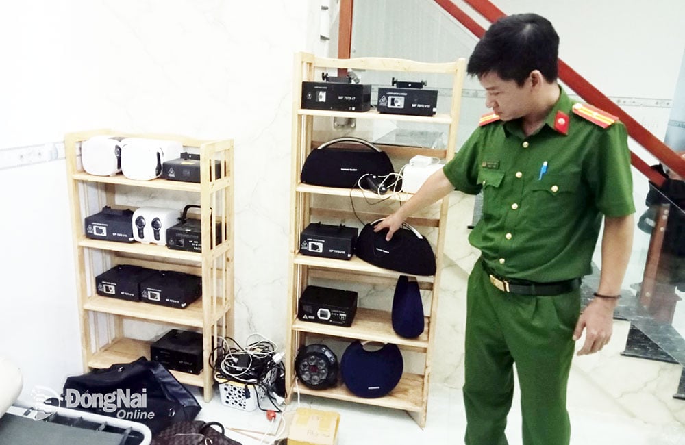 La policía descubrió e incautó docenas de cilindros de gas hilarante en las instalaciones de la NNP (distrito de Ho Nai, ciudad de Bien Hoa). Foto: T.DANH