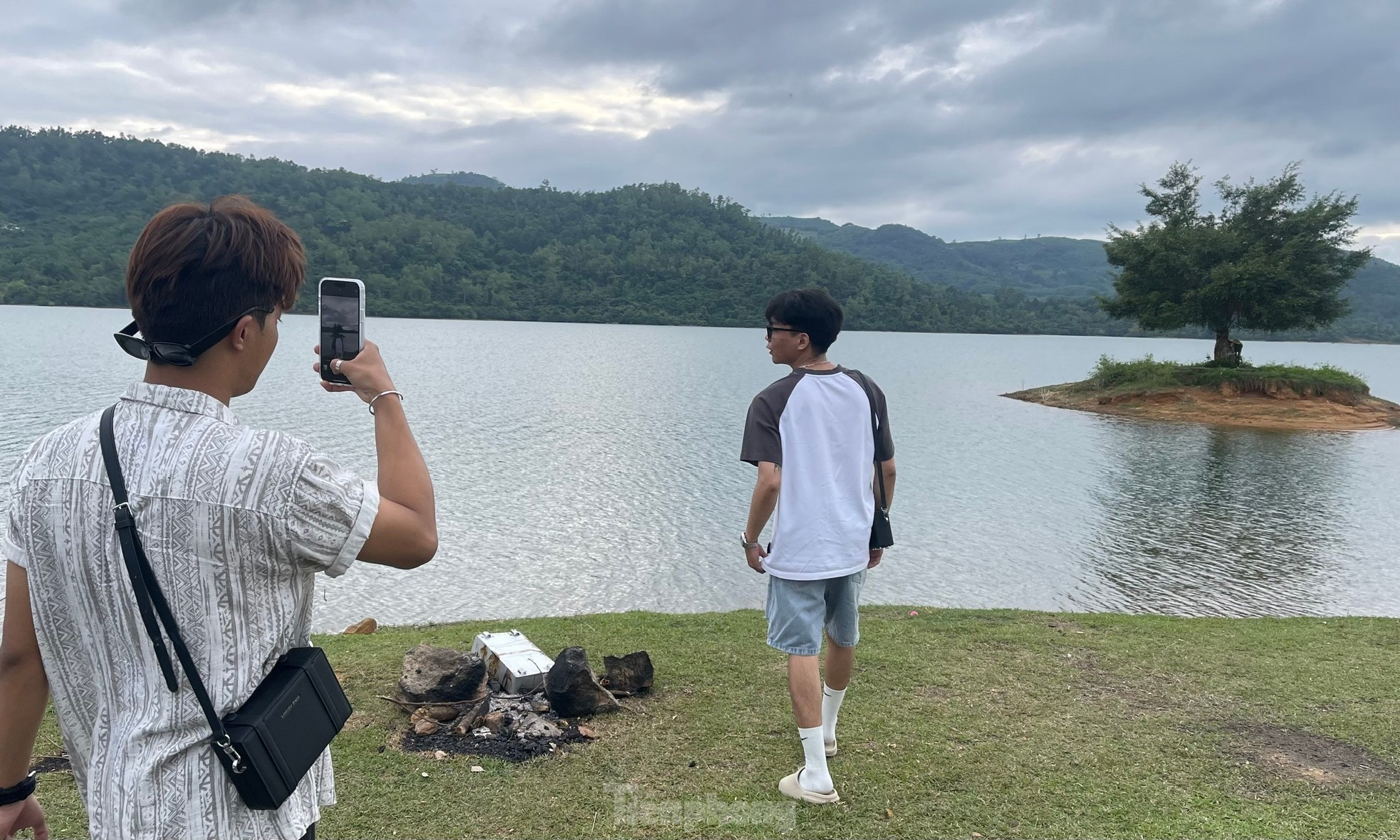 Les jeunes se rassemblent pour prendre des photos à côté de « l'arbre solitaire » à Quang Nam, photo 5