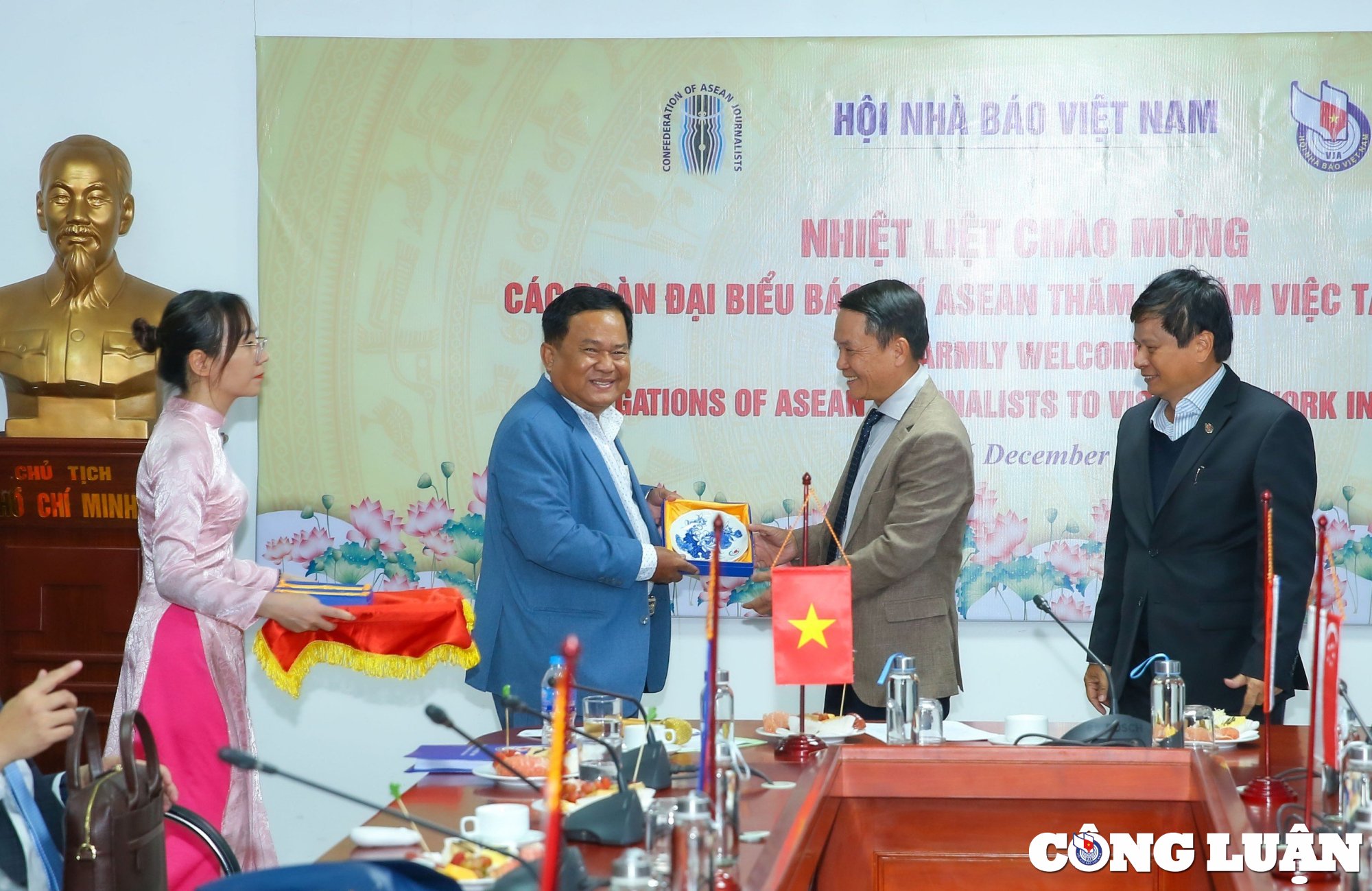 Conférence de presse au Vietnam avec l'ambassade et une délégation de journalistes de la Fédération de presse de l'ASEAN, photo 4