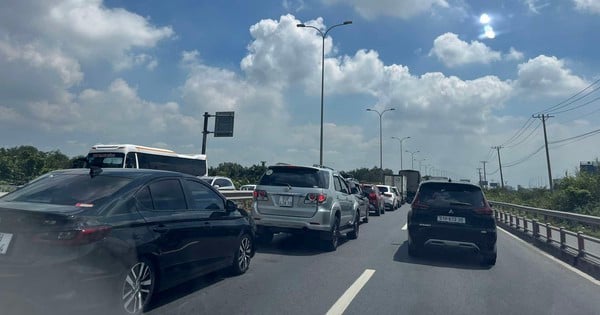 Traffic jam on the Ho Chi Minh City - Long Thanh highway