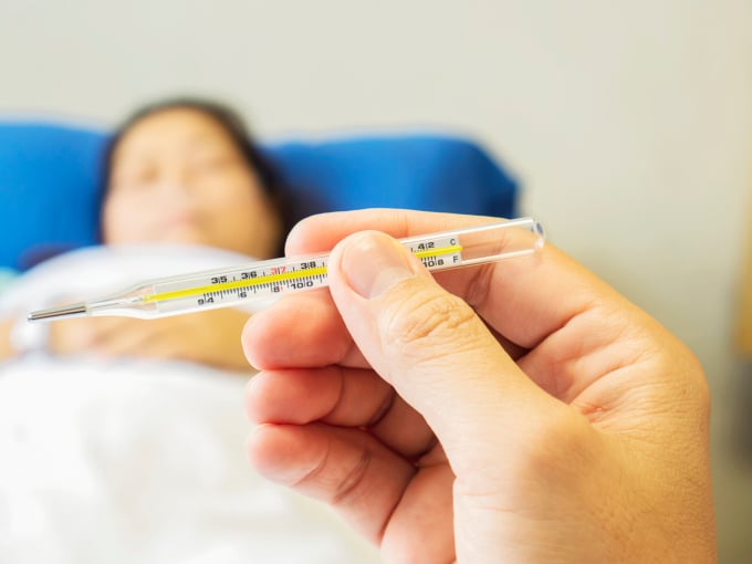 Children with high fever need to take fever-reducing medicine, rehydrate, and cool down by applying warm compresses and wearing cool clothes. Photo: Freepik